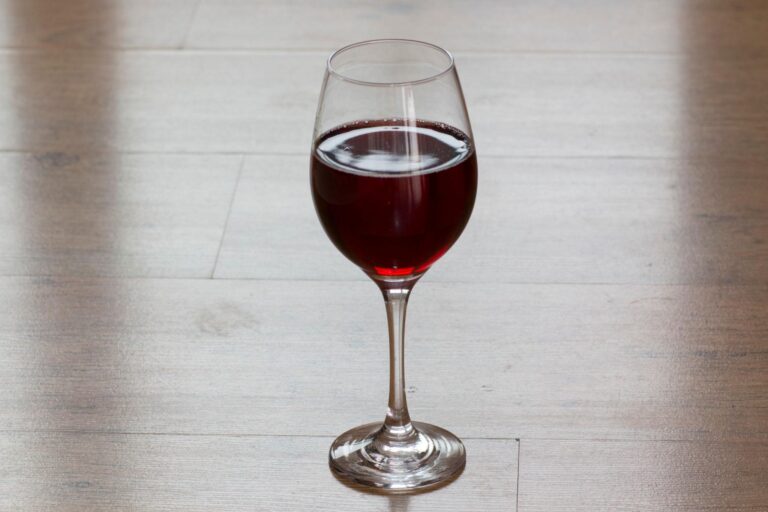 What type of glass should I use for red wine?