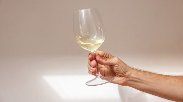How to Hold a Wine Glass: A Simple Guide to Wine Etiquette